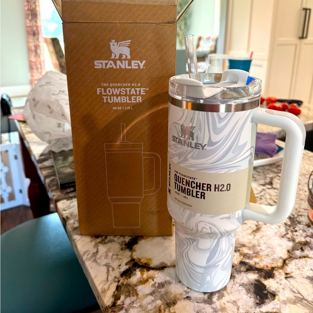 NIB Stanley Quencher H2.0 40 oz. in Polar Swirl